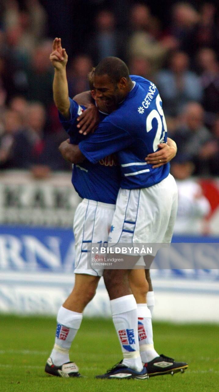 Pascal Simpson gratulerar Robert Andersson, Halmstad till