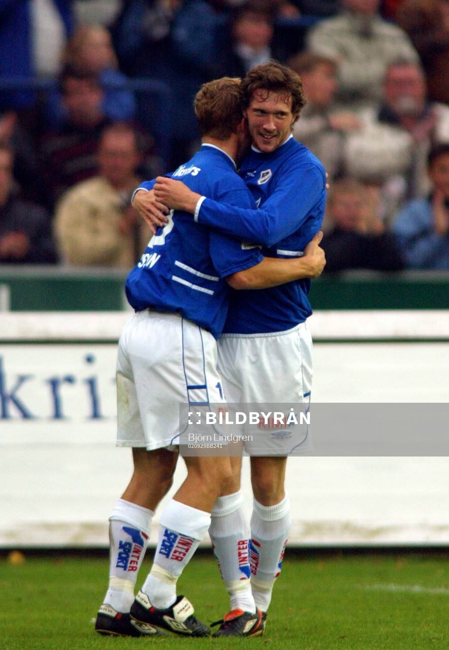 Mikael Nilsson gratuleras av Robert Andersson, Halmstad