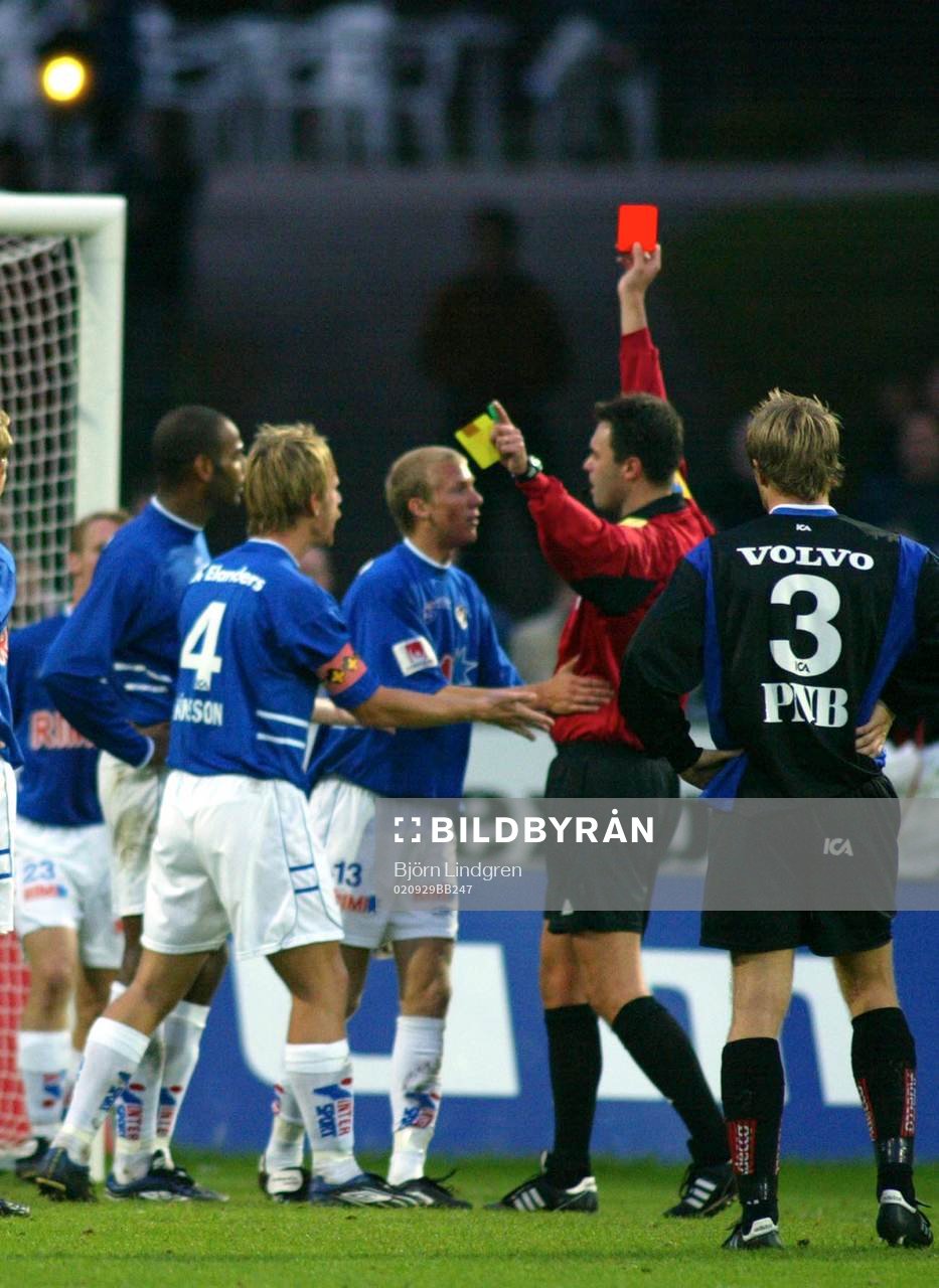Martin Ingvarsson, domare, visar ut Pascal Simpson,