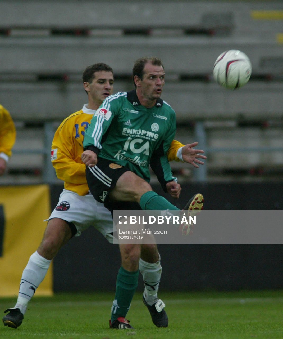  Matchhjälten Peter Berggren före Anders Jemail.