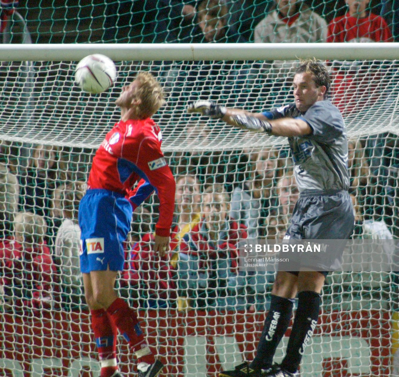  Balazs Raboczki, Norrköping boxar framför Hans Eklund, Helsingborg