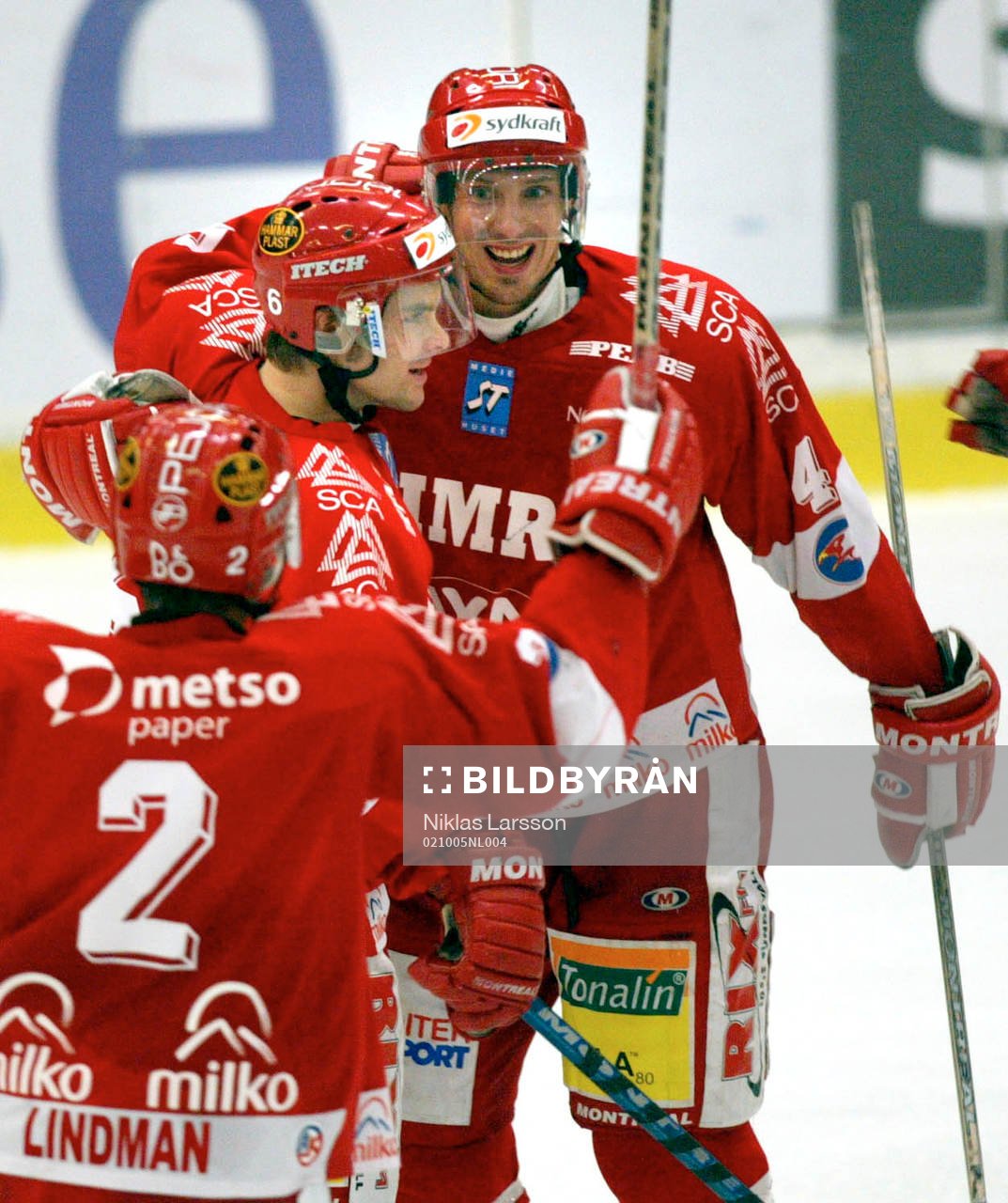 Valeri Krykov gratuleras av Niklas Nordgren. Jubel