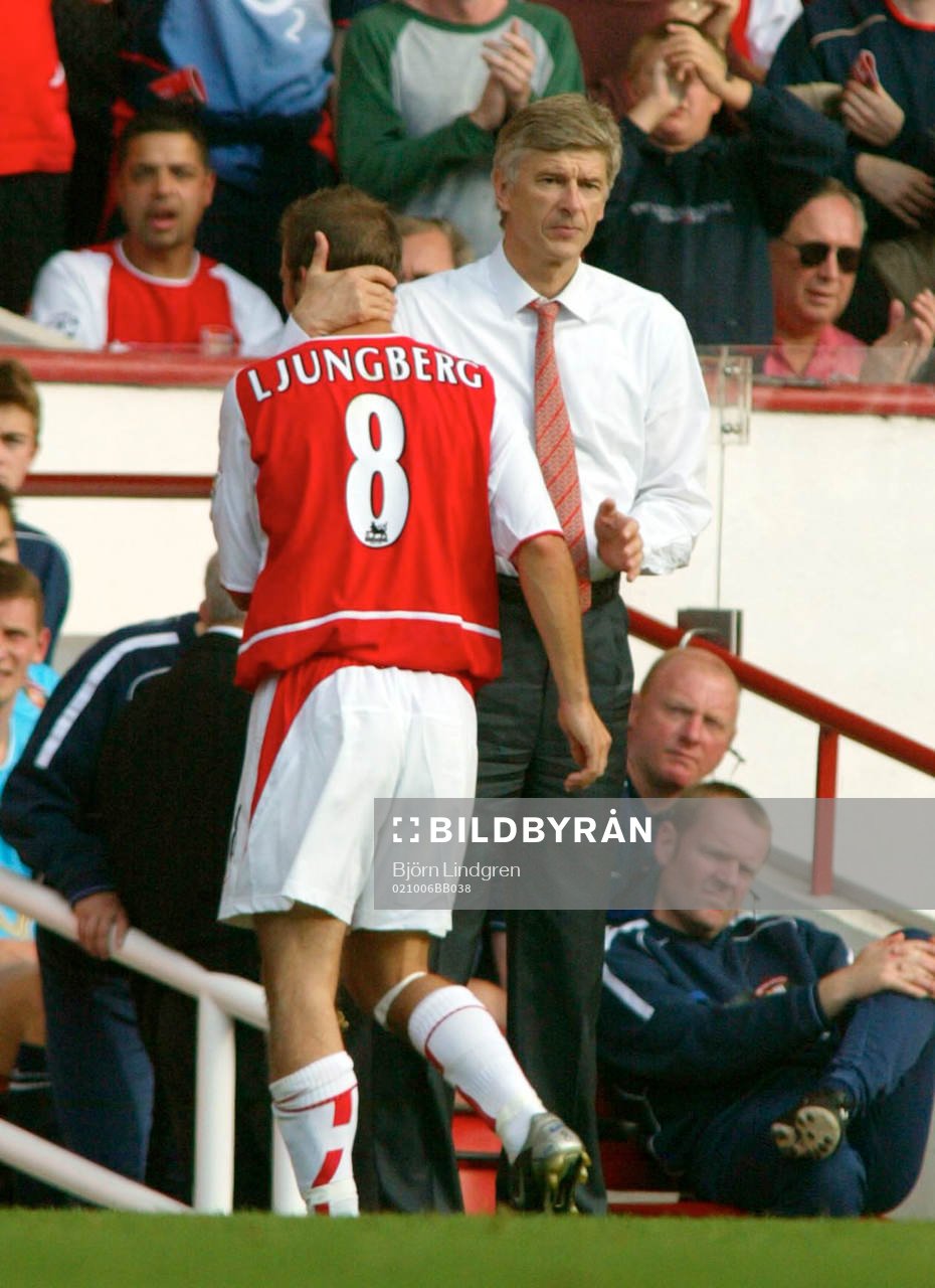 Tränaren Arsena Wenger kramar om Fredrik Ljungberg när