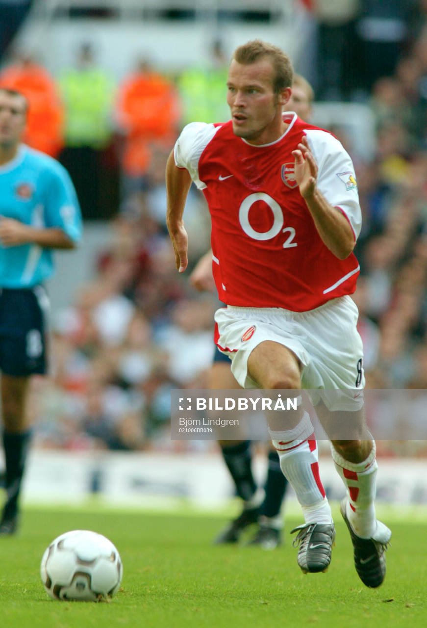 Fredrik Ljungberg ångar på mot Sunderland-försvaret.
