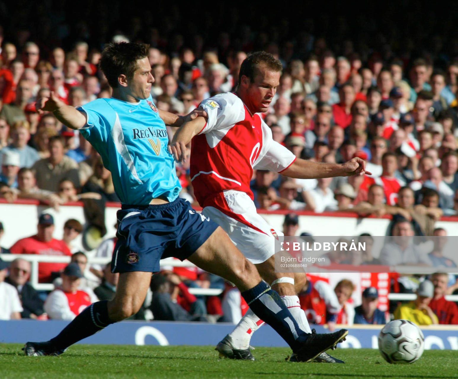 Paul Thirlwell och Fredrik Ljungberg i kamp om bollen