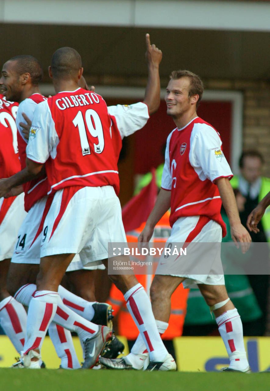  Fredrik Ljungberg jublar med lag-kamraterna efter 2-0-målet