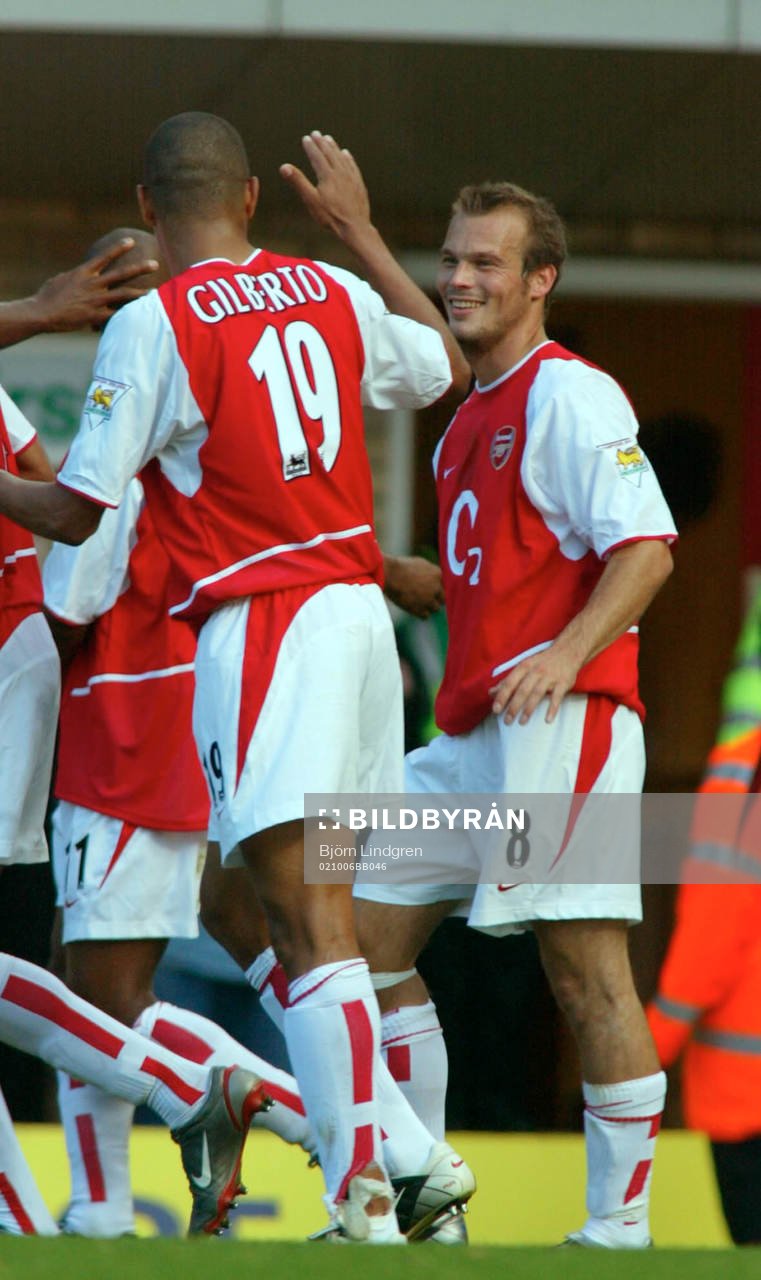 Fredrik Ljungberg jublar med lag-kamraterna