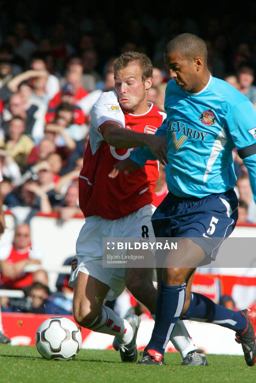 Fredrik Ljungberg och Phil Babb i kamp om bollen