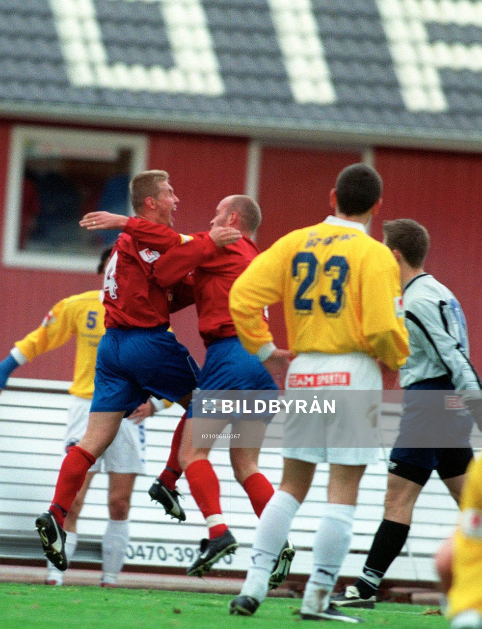   Johan Matsson jublar efter 1- 0 tillsamans med Ludwig Ernstsson
© Bildbyrån - 26386