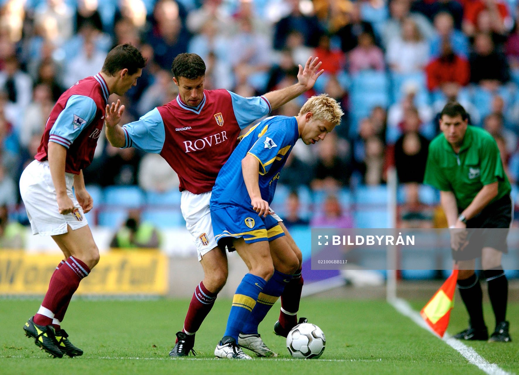 Alan Smith, Leeds uppvaktas av Gareth Barry och Ronny