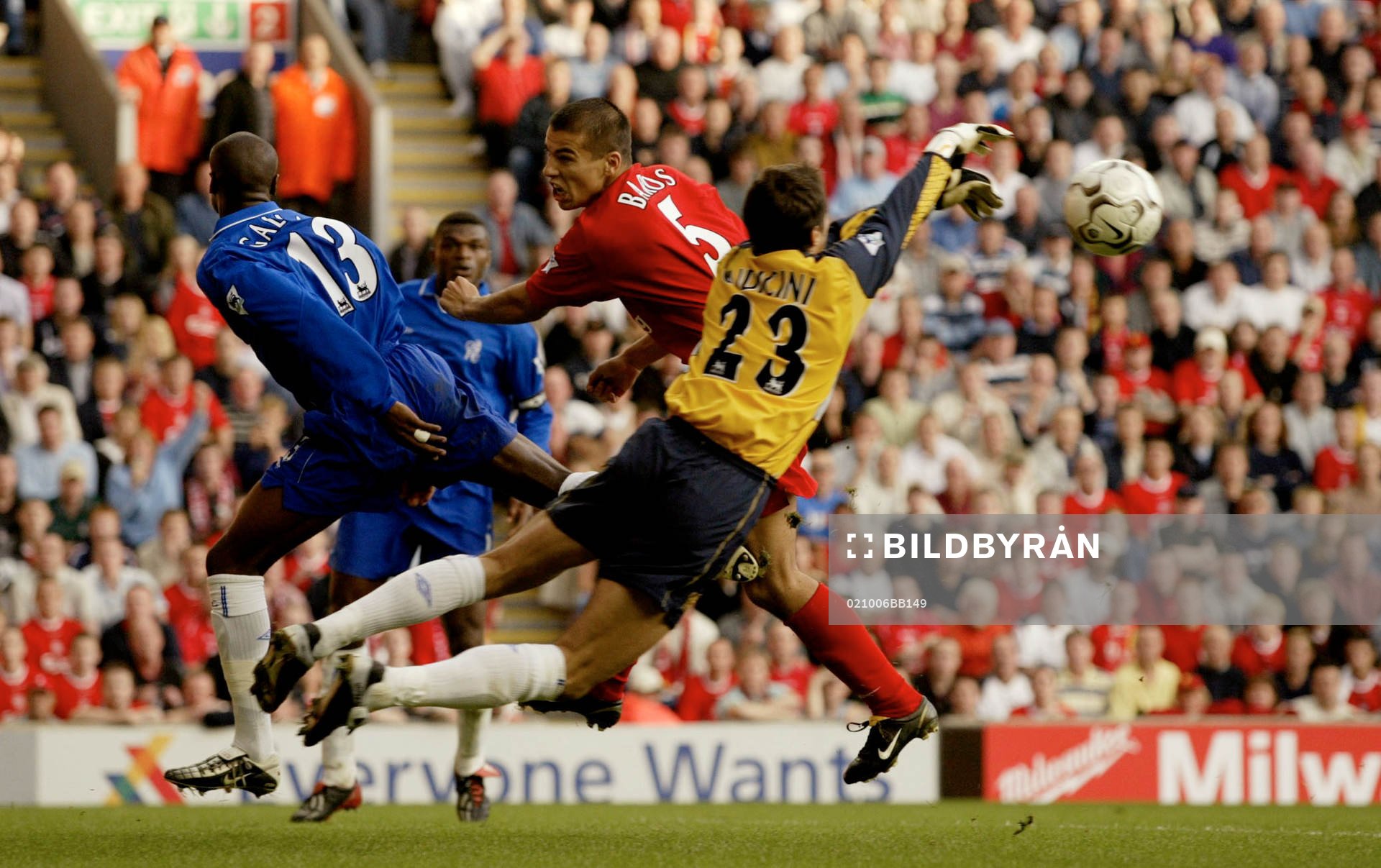  Carlo Cudicini, Chelsea, målvakt i närkamp med Milan Baros, Liverpool.