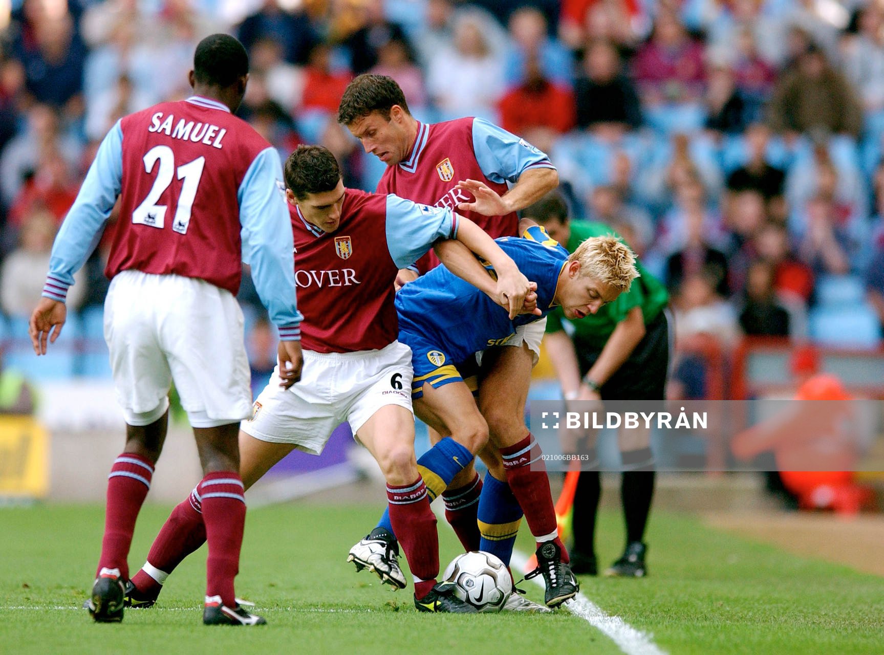 Alan Smith, Leeda uppvaktas av Gareth Barry och Ronny