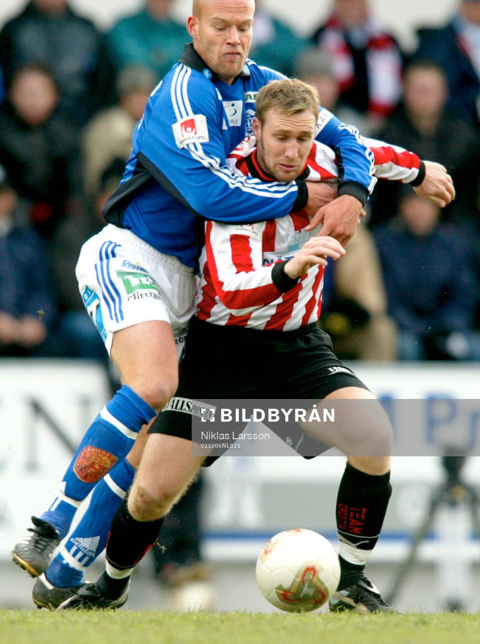  Joel Cedergren kramas med Niklas Skoog.