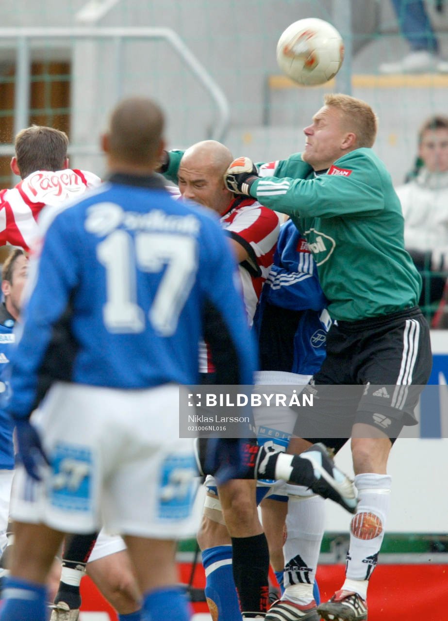 Fredrik Sundfors ger Daniel Majstorovic en knytnäve