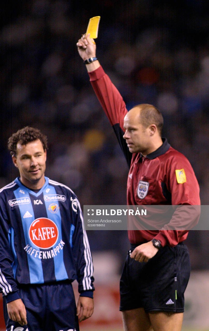 Stefan Rehn, Djurgården och Martin Hansson, domare. Gult