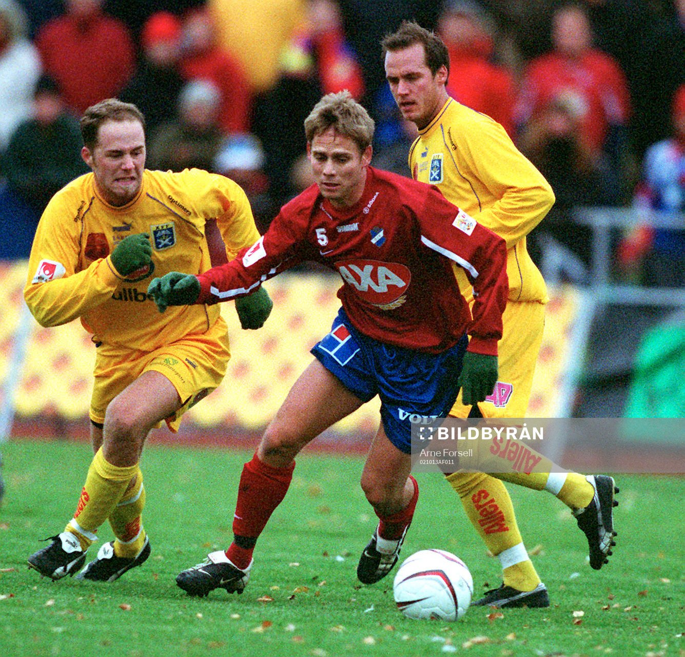   Ängelholm - Öster. Ängelholmsspelare uppvaktar Östers Daniel Pettersson .