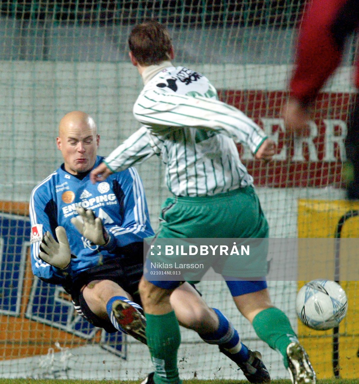   Lars-Gunnar Carlstrand gör 2-2 bakom Henrik Johansson.