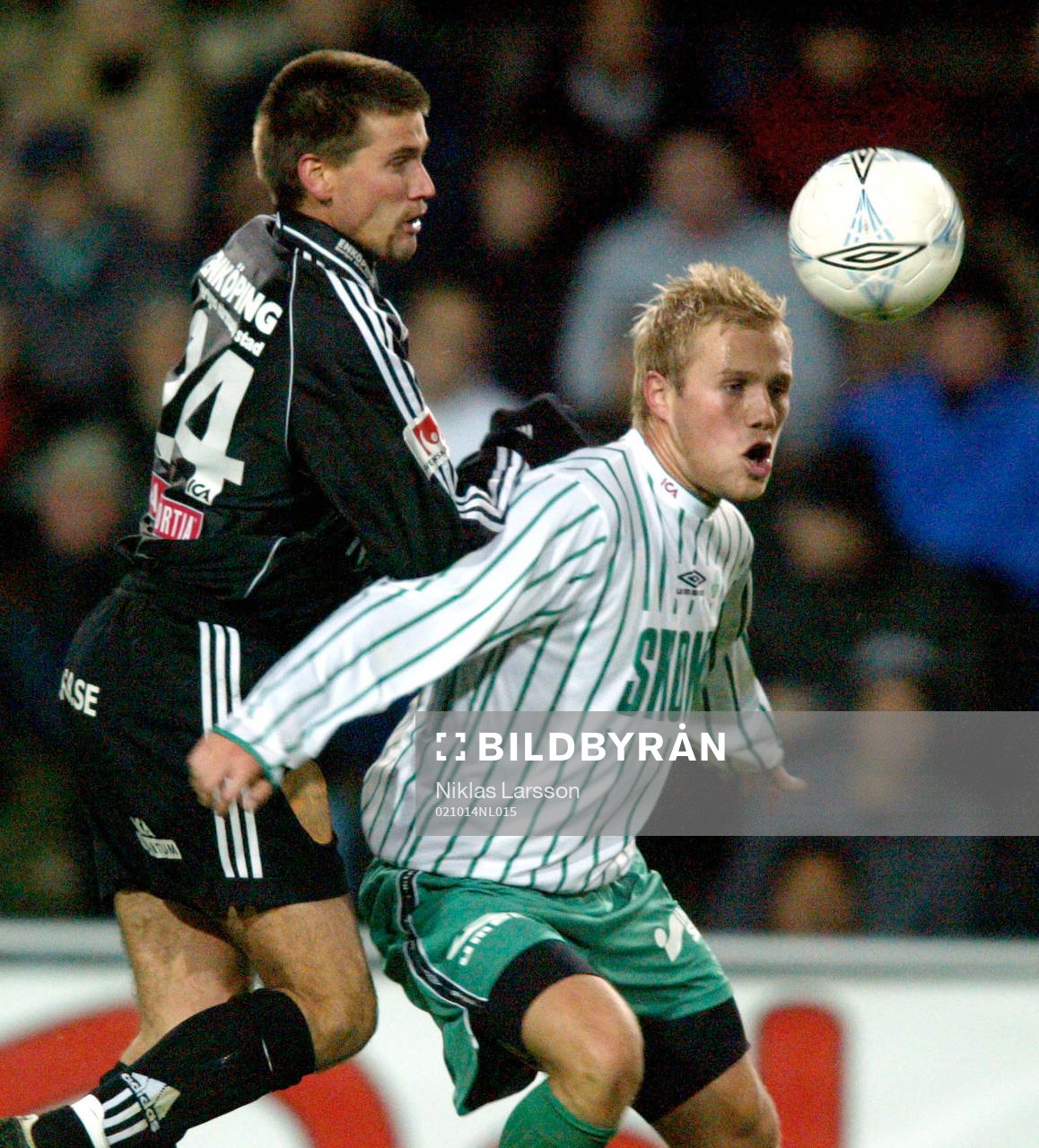 Ola Johansson i duell med Jonny Rödlund.