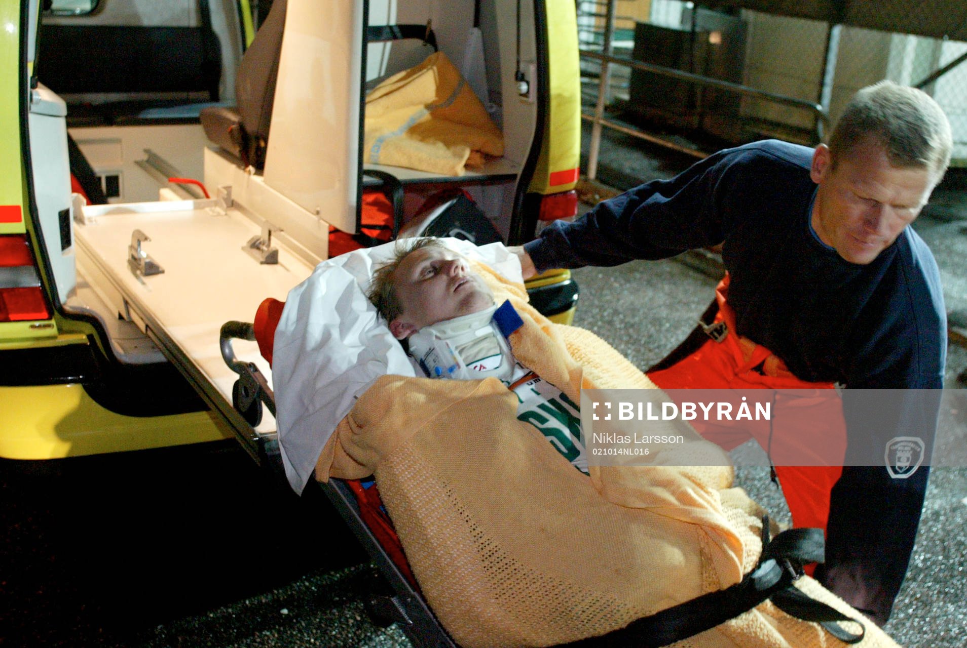   Lars-Gunnar Carlstrand ramlade så illa att han var medvetslös ända tills ambulansen hämtade honom. Skada, bår, ambulans.