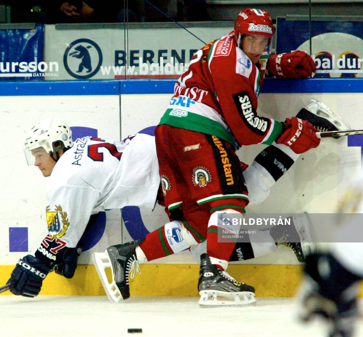 Joel Lundqvist trycker upp Juha Lind i planket