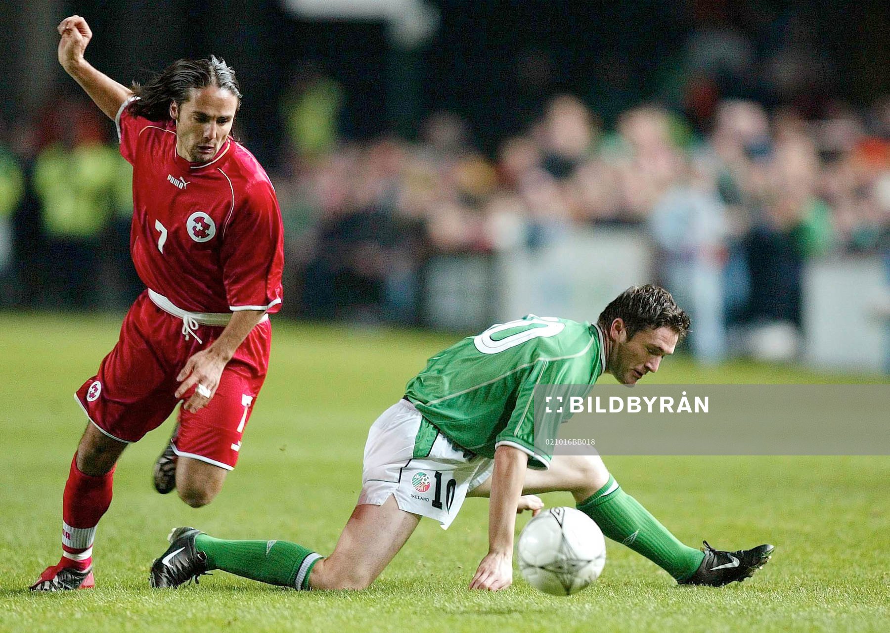  Robbie Keane, Irland och Ricardo Cabanas, Schweiz.