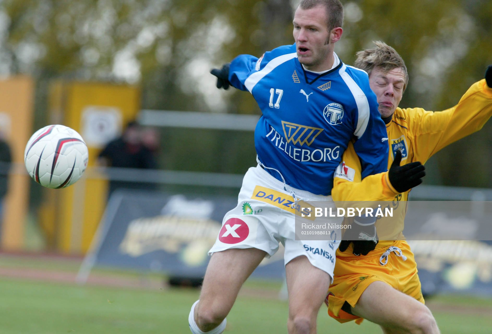 Markus Tilly, Ängelholm, tar tag i Patrik Svensson,