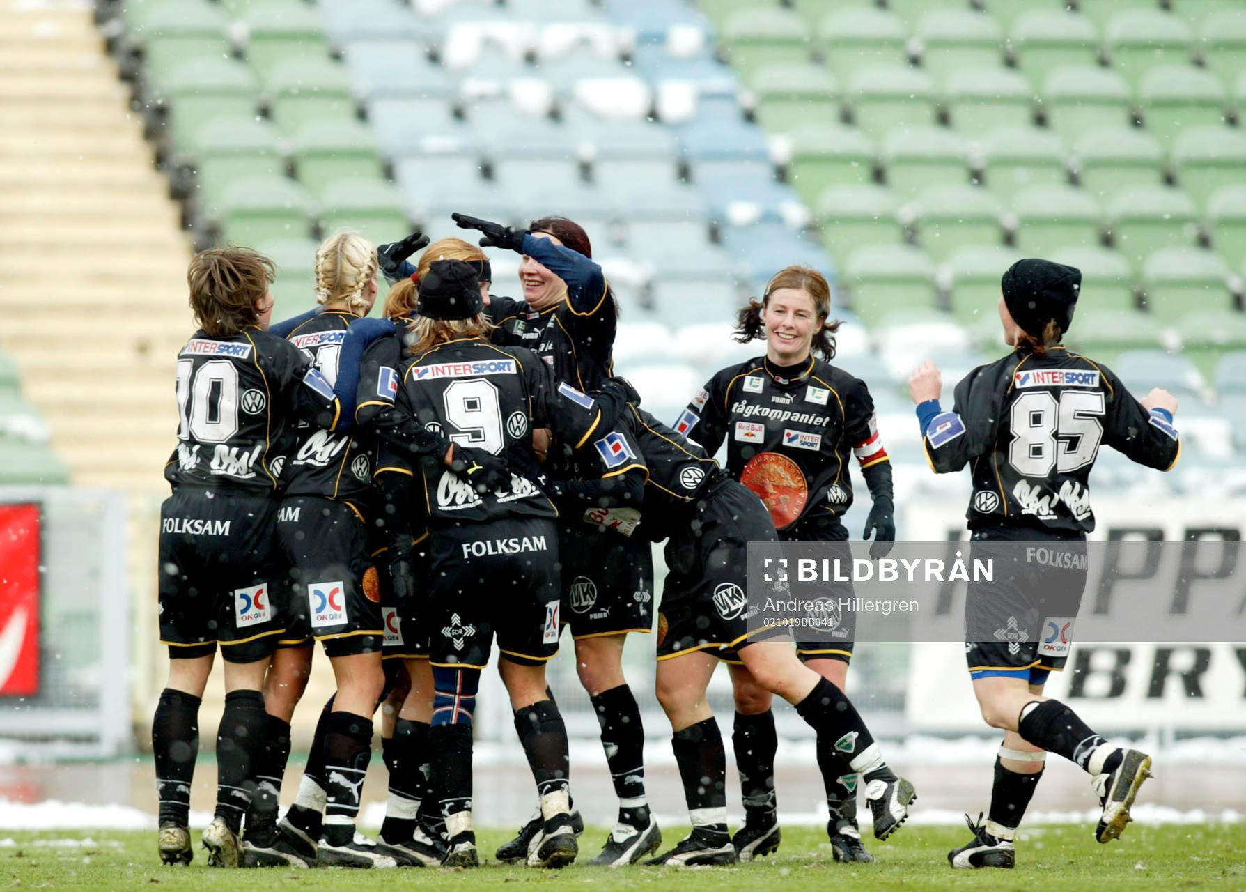  Lotta Runeson, Umeå, gör 1-0 i första halvlek, jubel med Malin Moström.