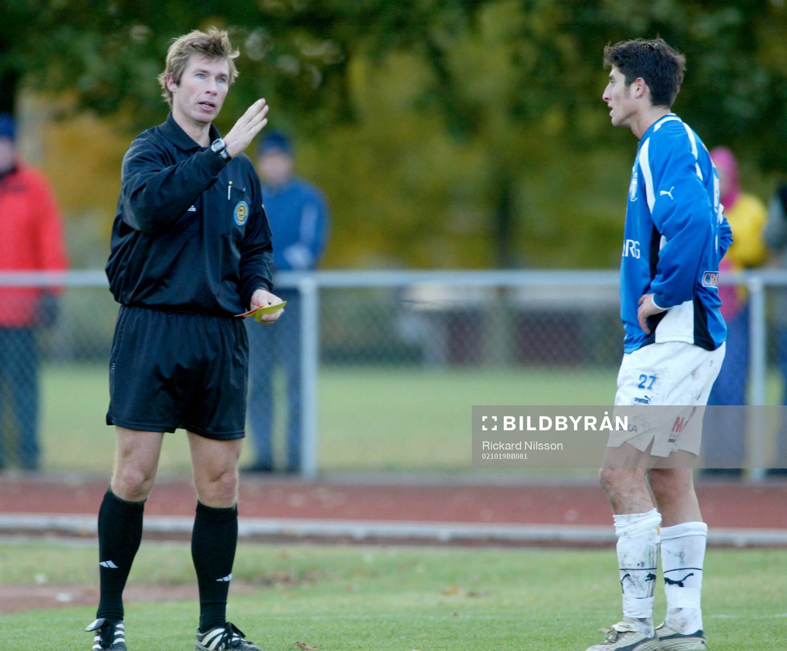Domaren Jonas Hagberg visar ut Yousef Fahkro, Trelleborg.