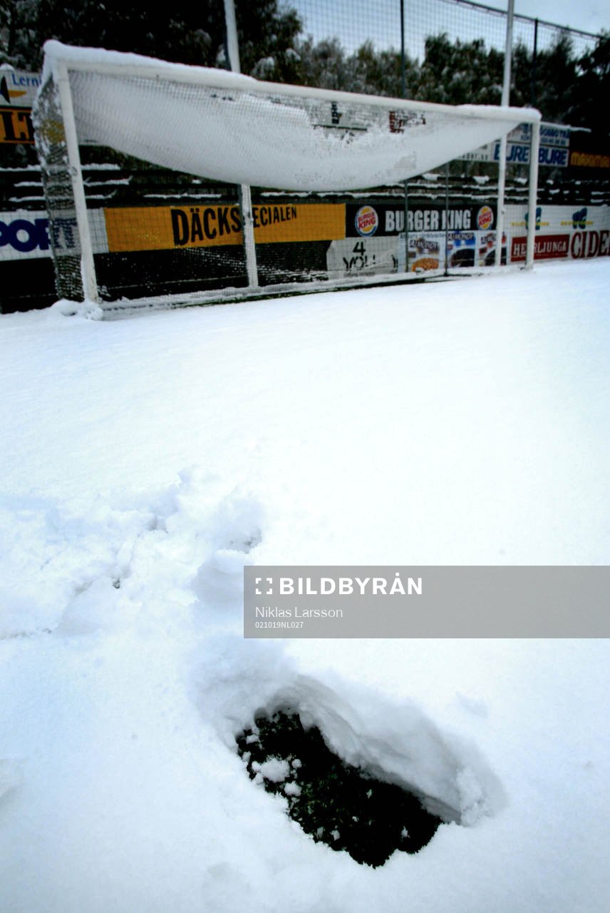 Ruddalen var snötäckt, matchen inställd. Snö, målbur