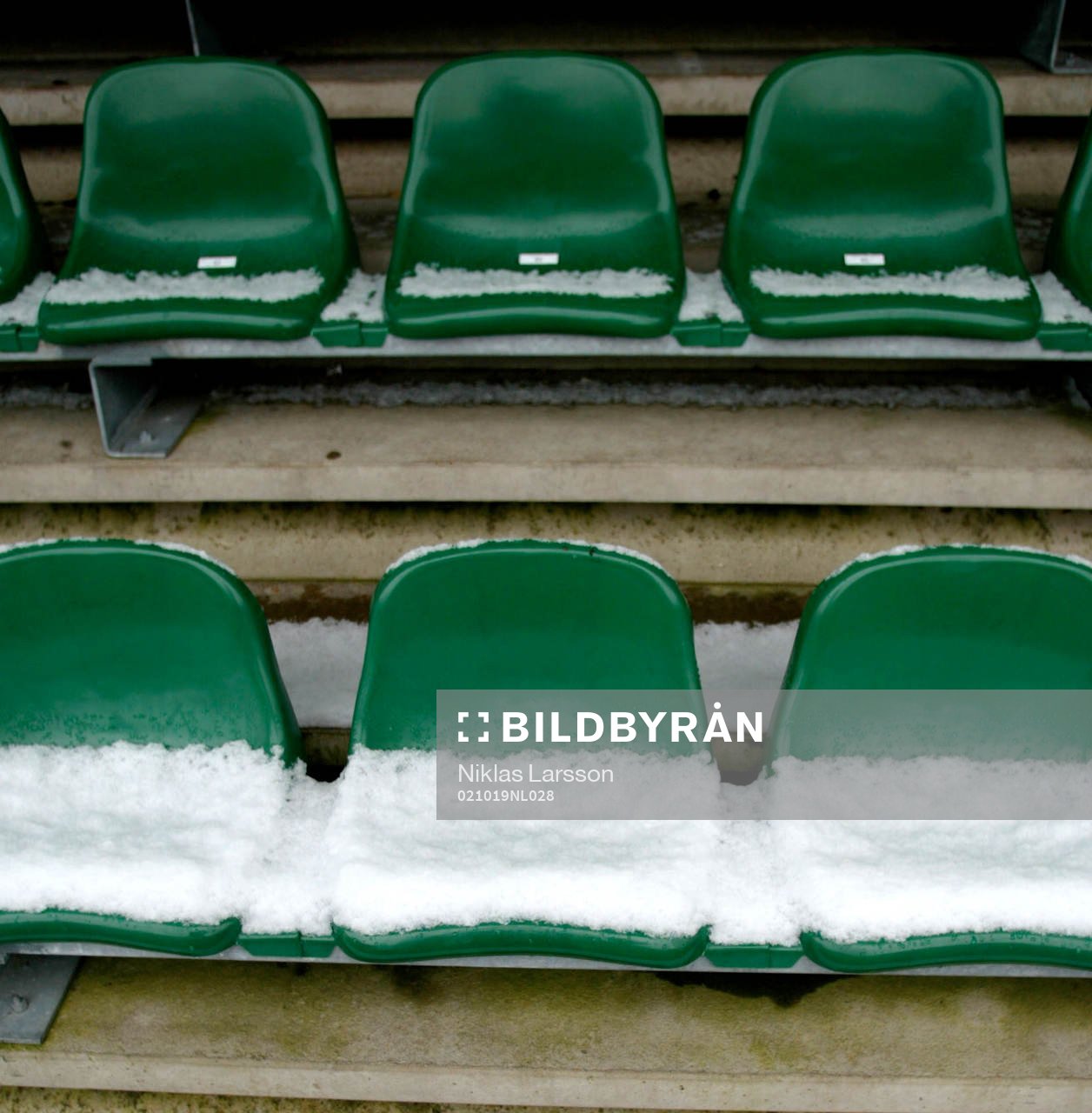 Ruddalen var snötäckt, matchen inställd. Snö, läktare,