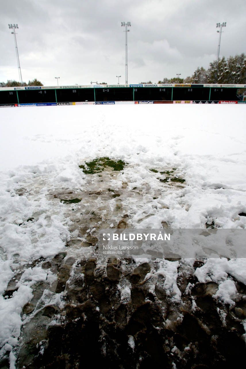 Ruddalen var snötäckt, matchen inställd. Snö, stadion