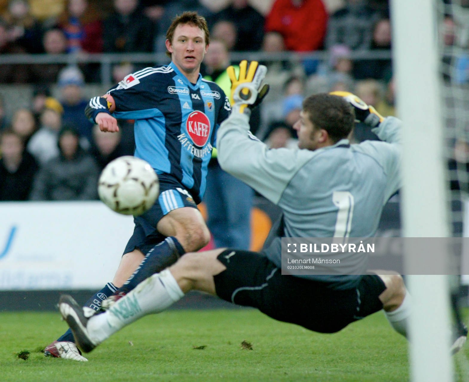 Kim Källström är nära öka till 0-2 förbi Petter Wastå