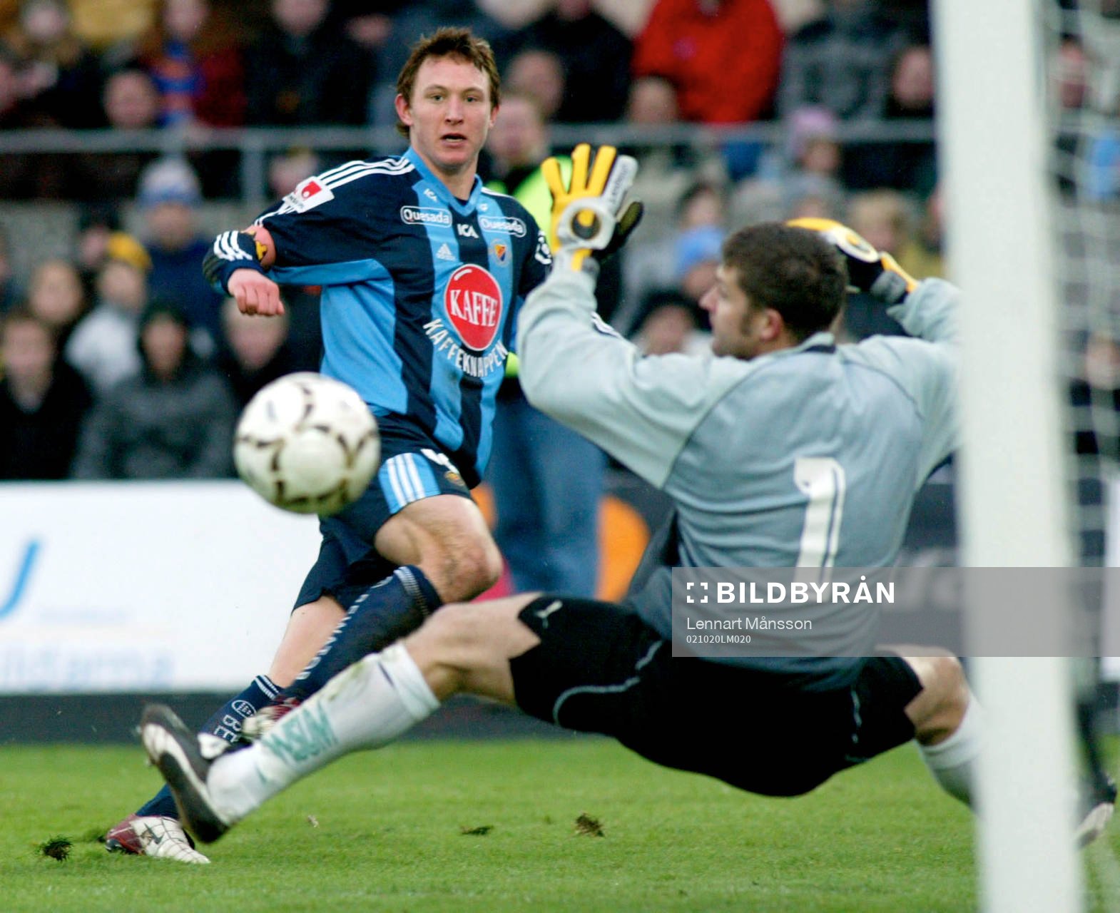 Kim Källström är nära öka till 0-2 förbi Petter Wastå