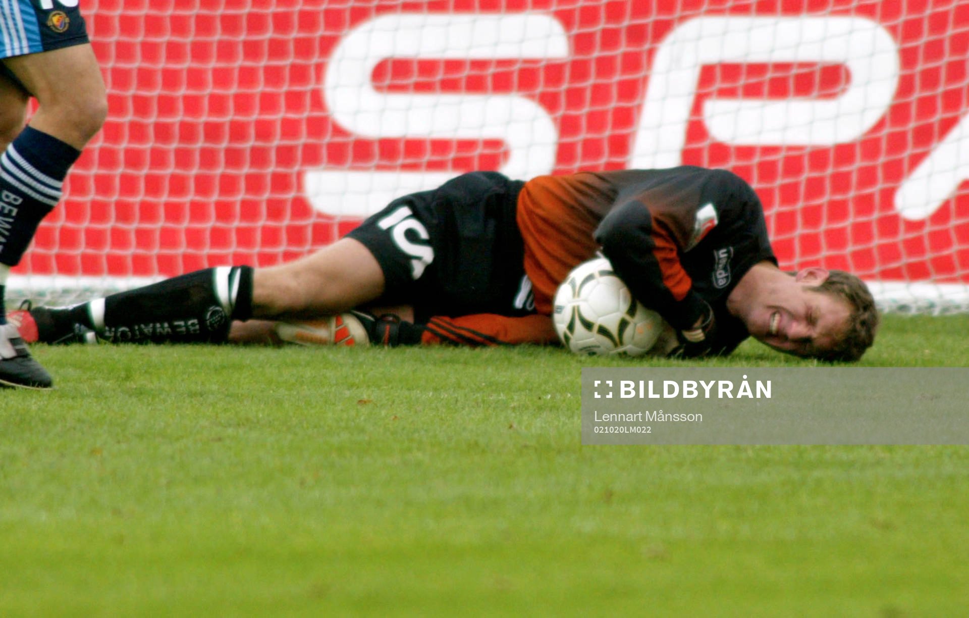 Andreas Isaksson skadad, men han reste sig och blev hjälte
