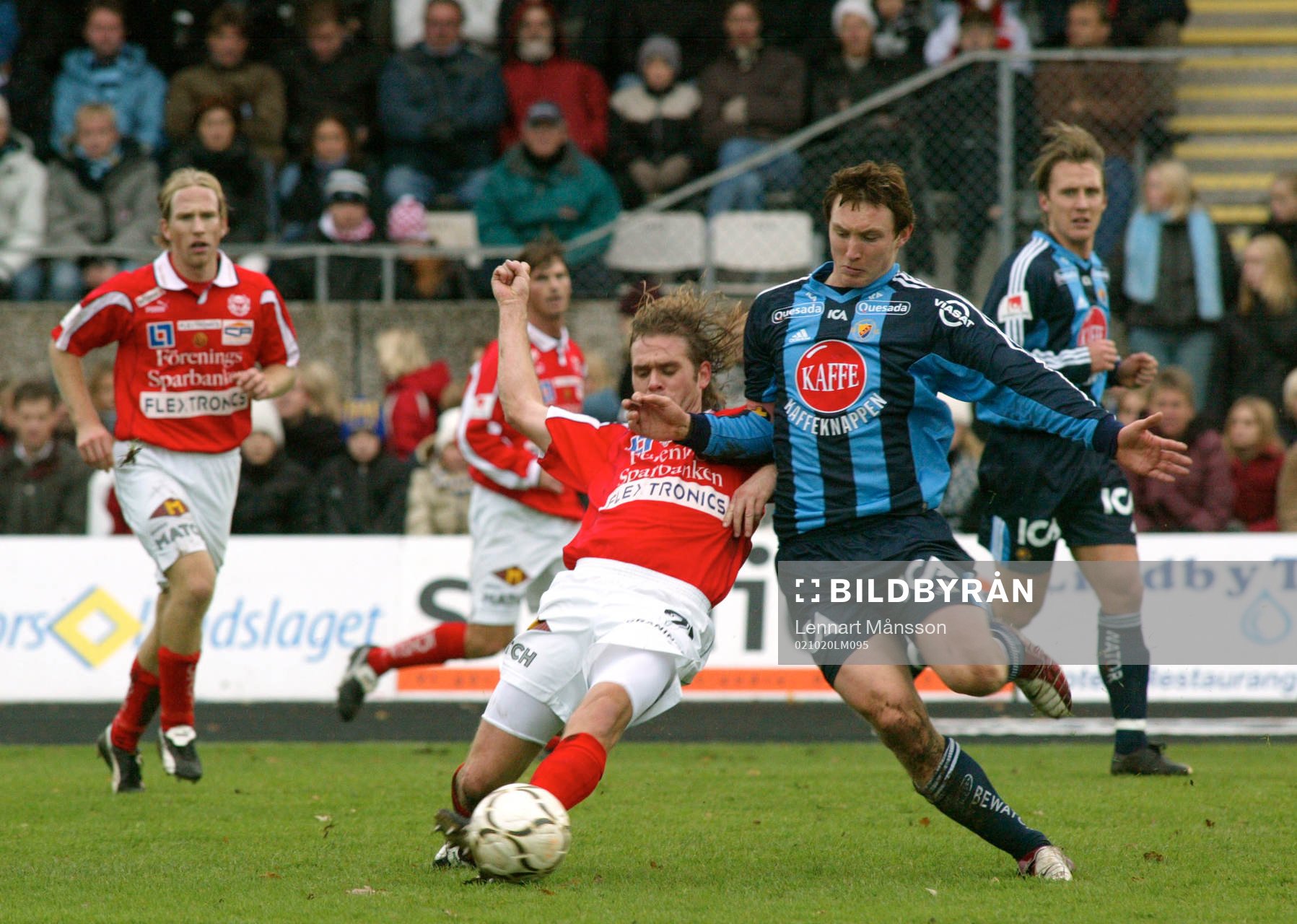 Lasse Johansson och Kim Källström i kamp om bollen