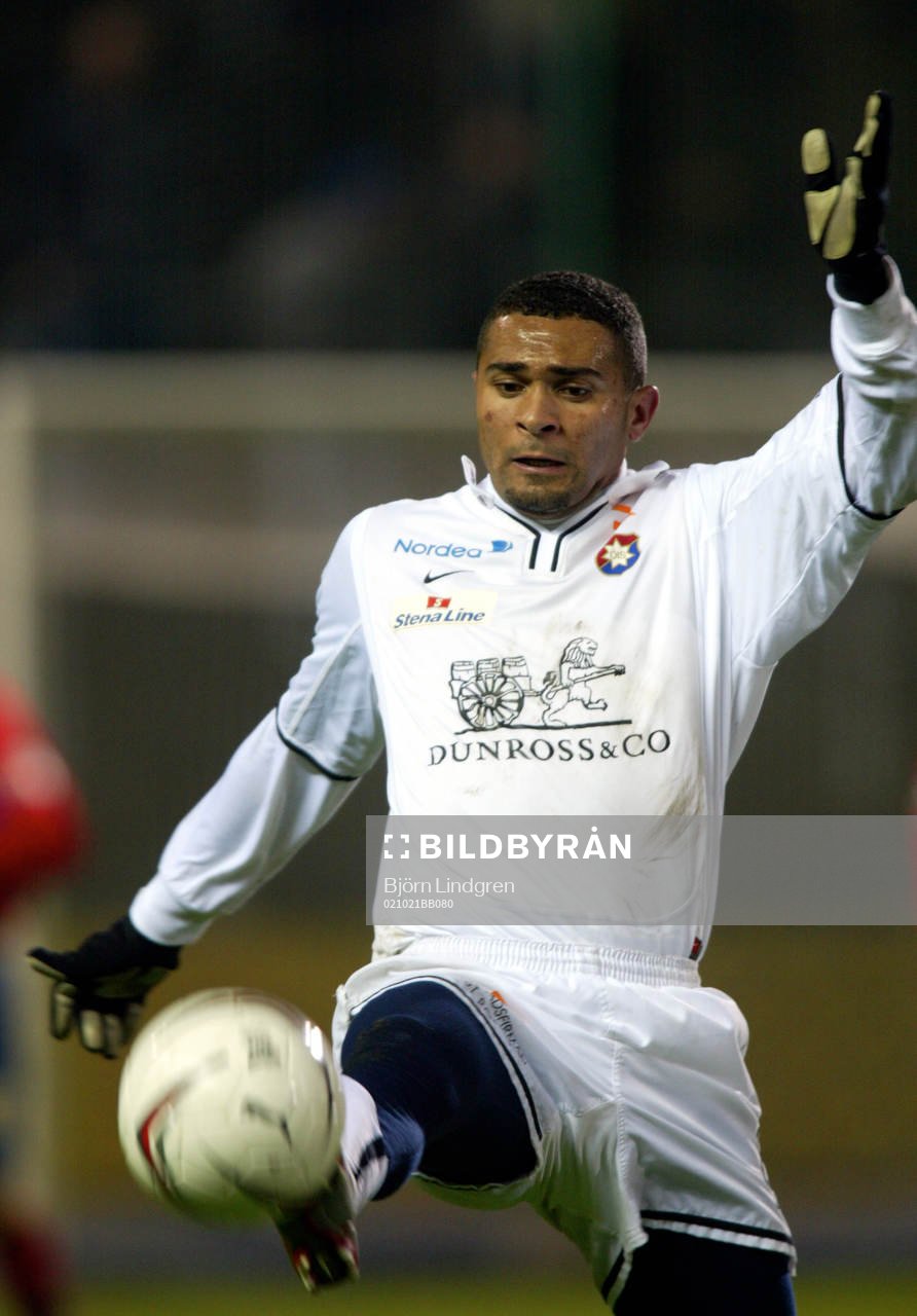 Afonso Alves tar ner bollen