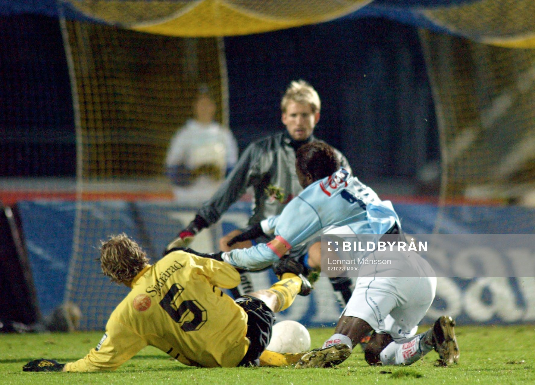   MFF ville ha straff när Martin Andersson fällde Peter Ijeh. 