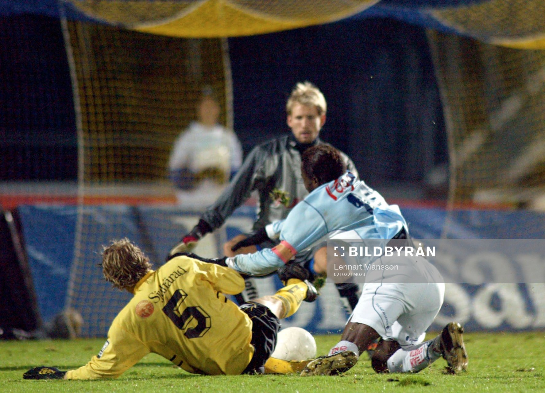   MFF ville ha straff när Martin Andersson fällde Peter Ijeh. 