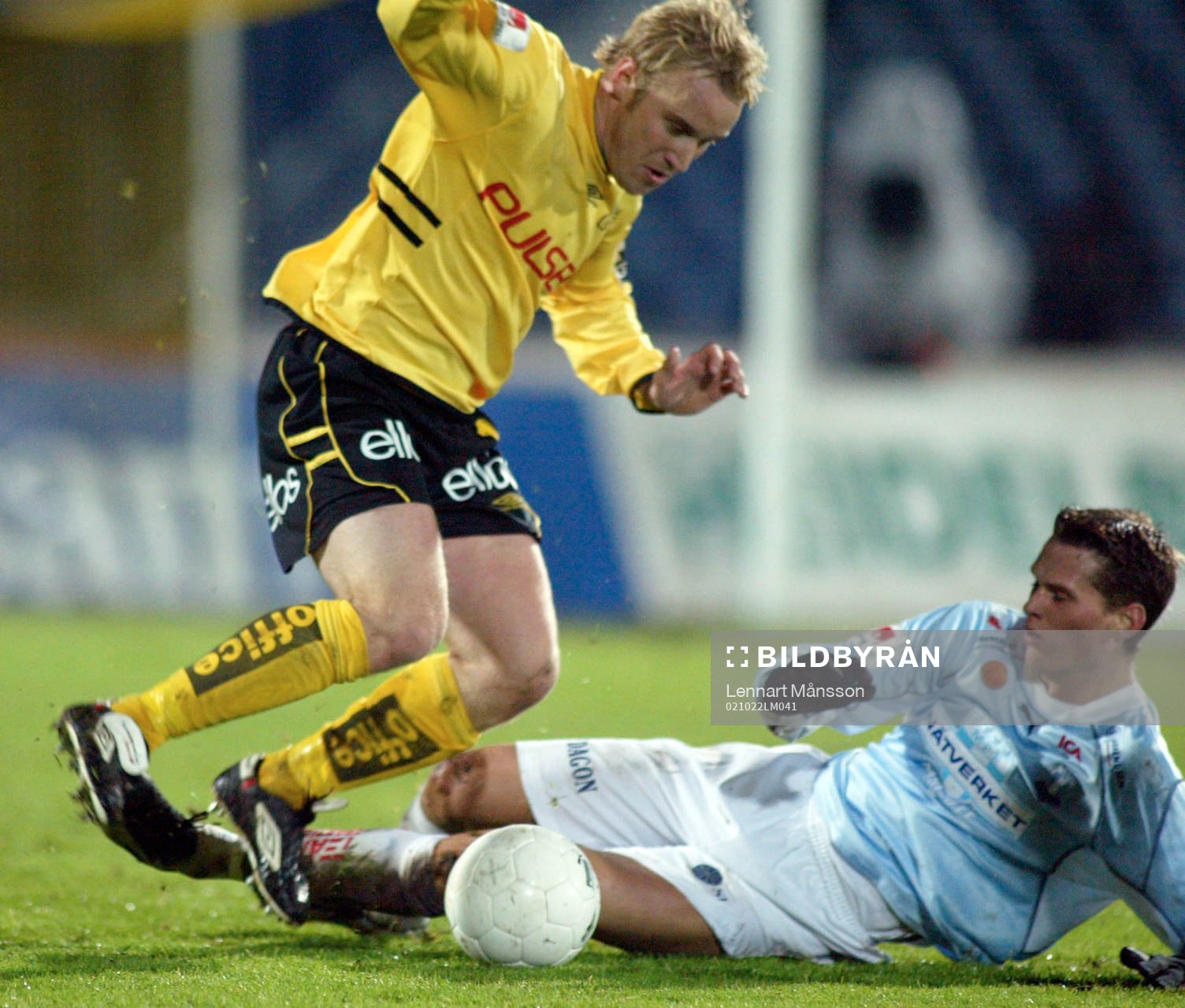   Andreas Klarström trycker ner Jon Jönsson och MFF. 