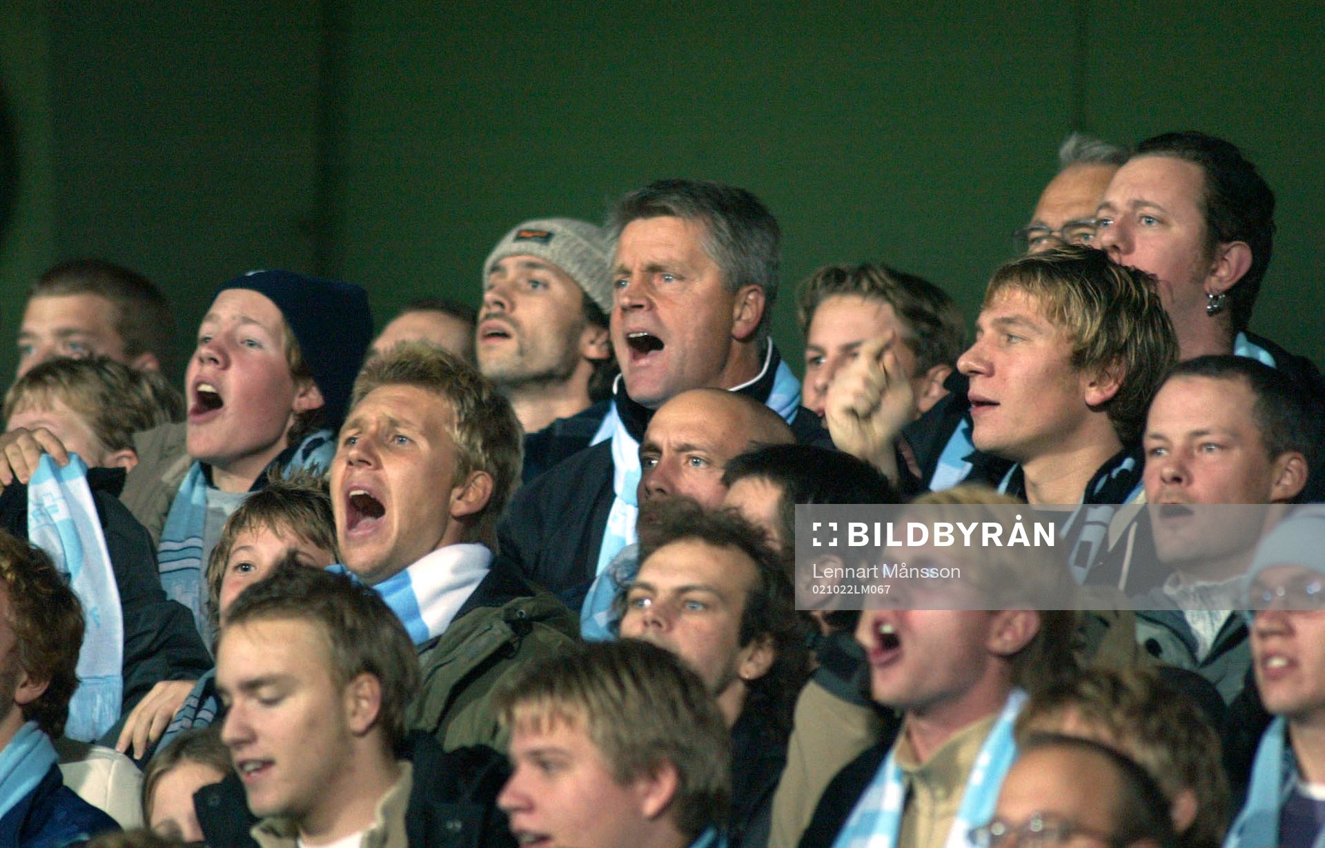 Hasse Borg vrålar, Bengt Madsen lite bakom. Fans, supporter