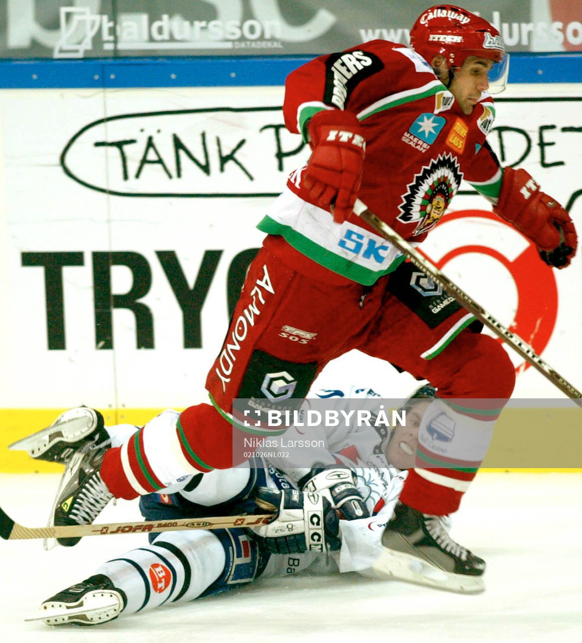 Linköping på fall.. Patrik Carnbäck tar sig förbi en