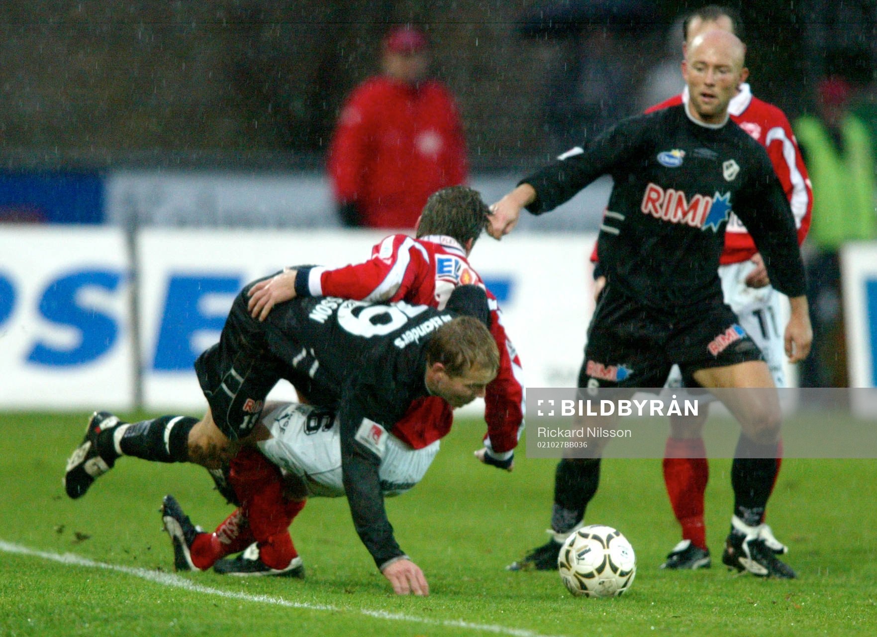 Robert Andersson , Halmstad, stoppas av Jon Björklund,