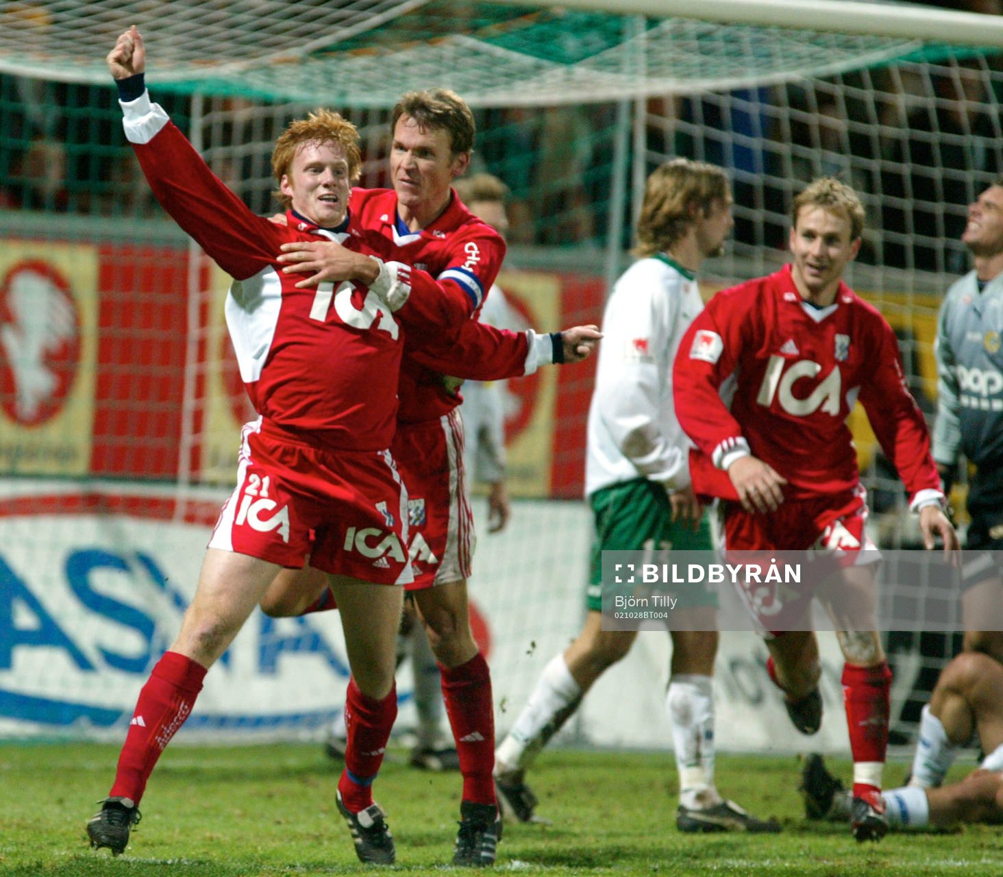  Patric Andersson, Göteborg jublar efter 0-1 målet. Här gratuleras han av Magnus Erlingmark.