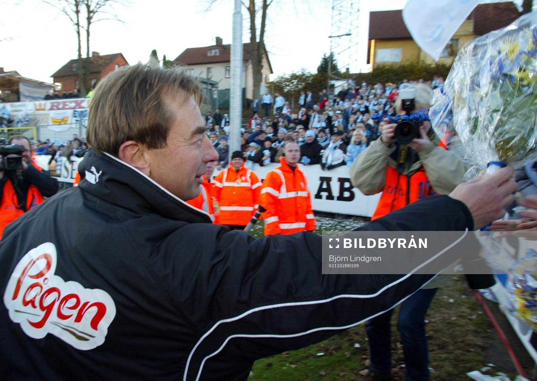 Tom Prahl, tränare Malmö lämnar sina blommor till fans