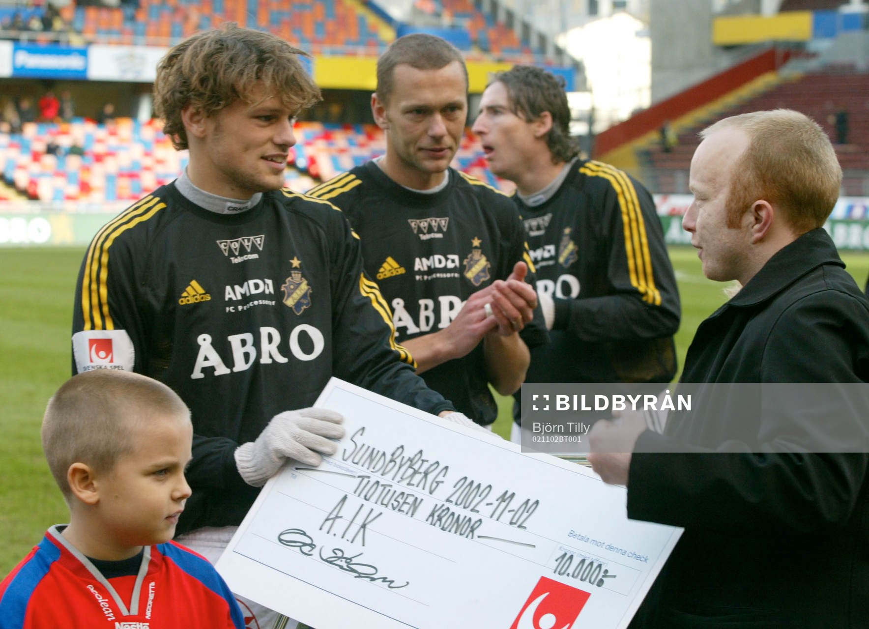 Daniel Hoch, månadens spelare uppvaktas av Svenska Spel