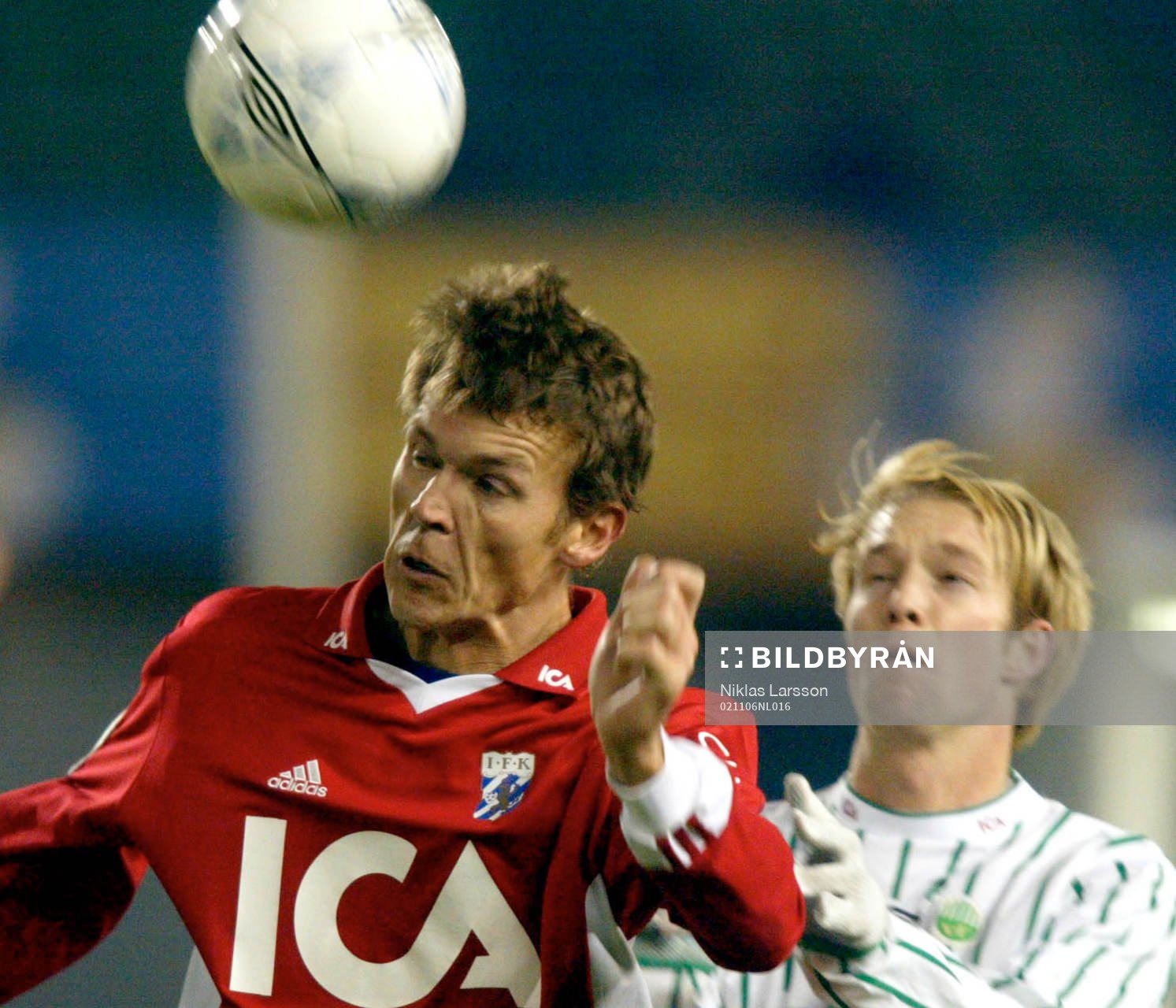 Magnus Erlingmark vinner en duell mot en frölundaspelare