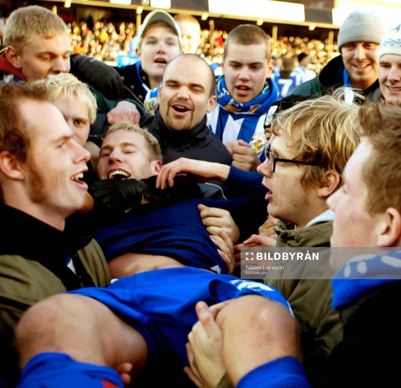  Tvåmålsskytten Jonas Henriksson hyllas av IFK-supportrarna efter matchen.
© Bildbyrån - 50656 D