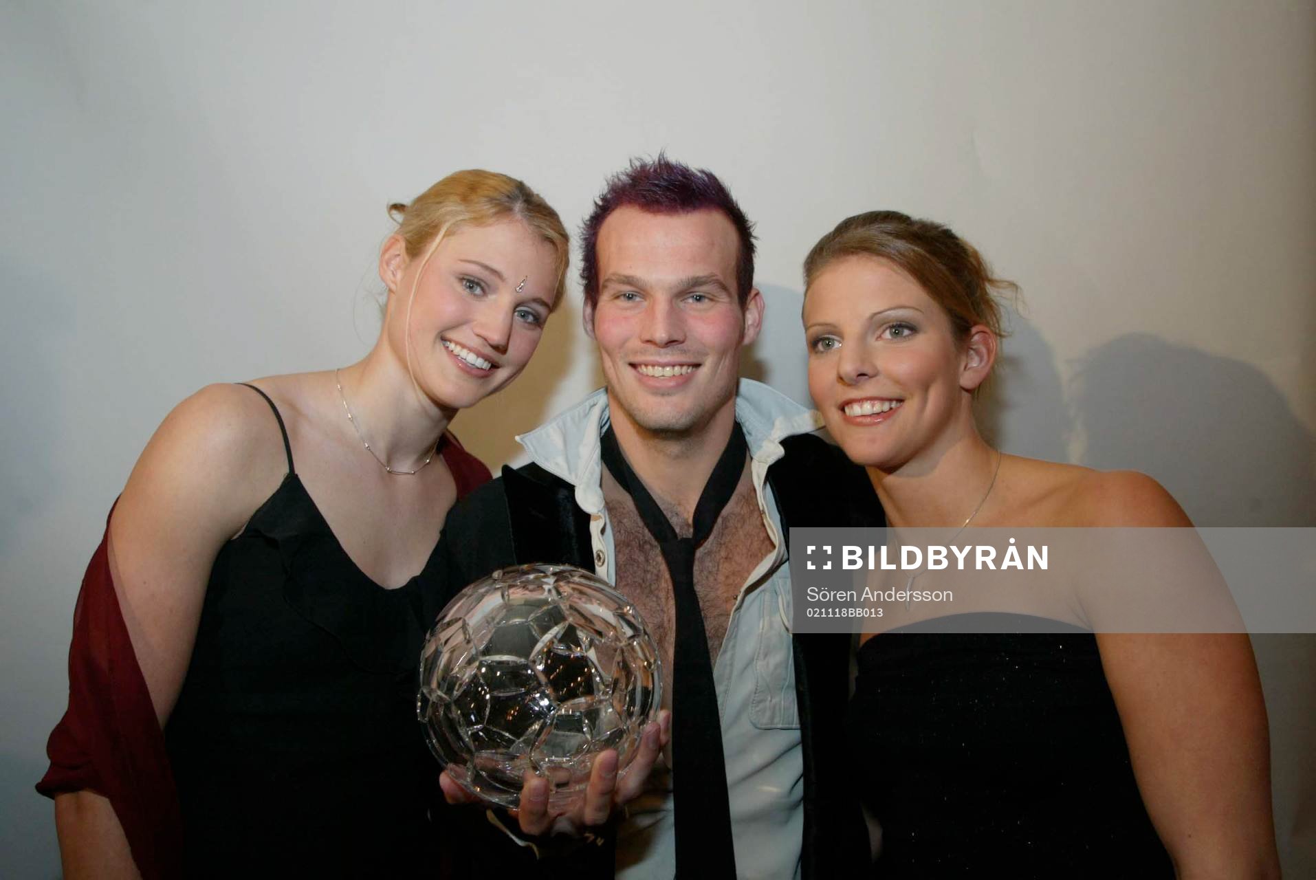 Fotboll, Fotbollsgalan, Guldbollen: Fredrik Ljungberg tillsammans med prisutdelarna Kirsten Belin och Anna Lindberg