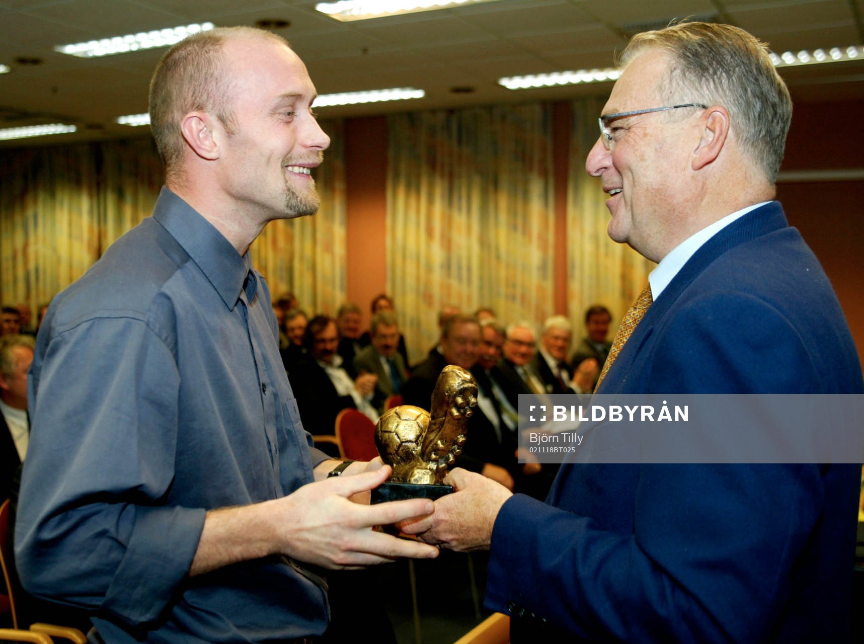 Bengt Madsen överlämnar pris