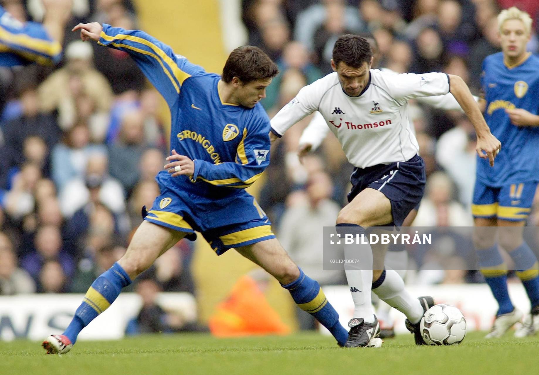 Leeds Harry Kewell och Tottenhams Gustavo Poyet in action